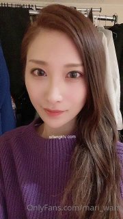 两个黑丝骚货轮流享受大哥的鸡巴抽插，激情上位骚逼舔鸡巴草逼流出的淫水