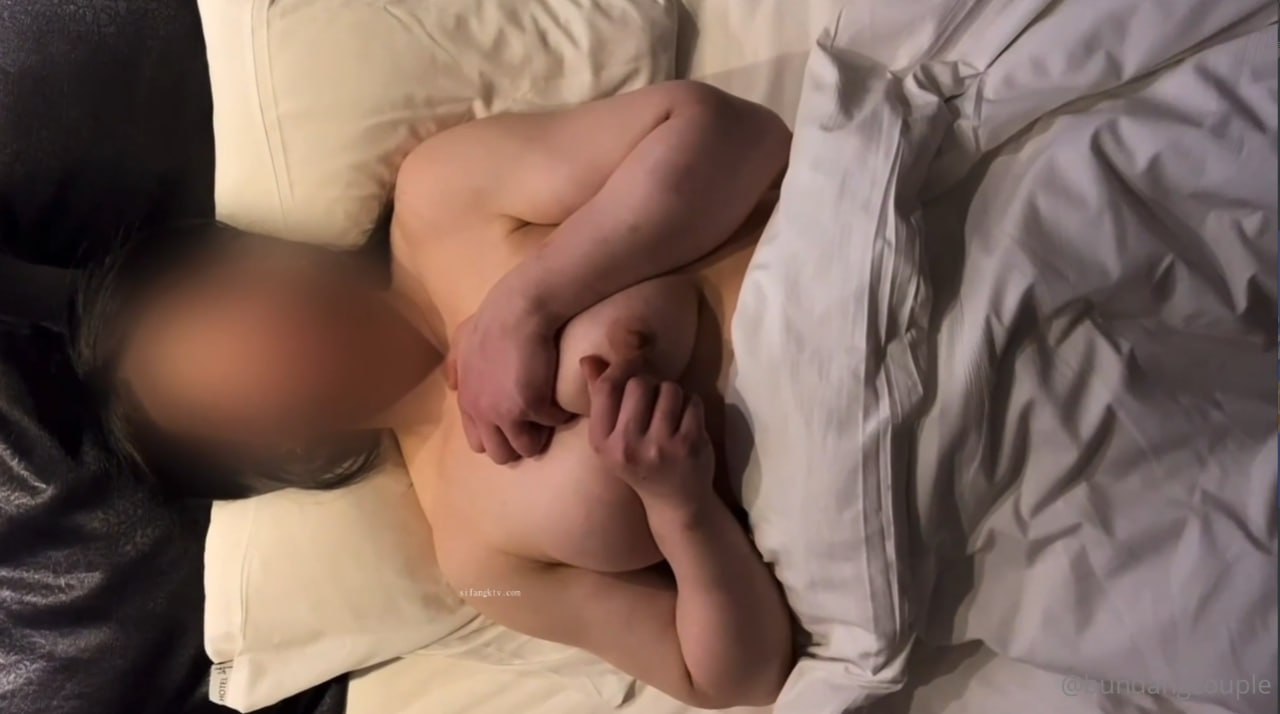 诱人骚货透明连体开裆网袜无毛BB被跳蛋搞的一抖一抖的娇嫩呻吟听的心痒痒